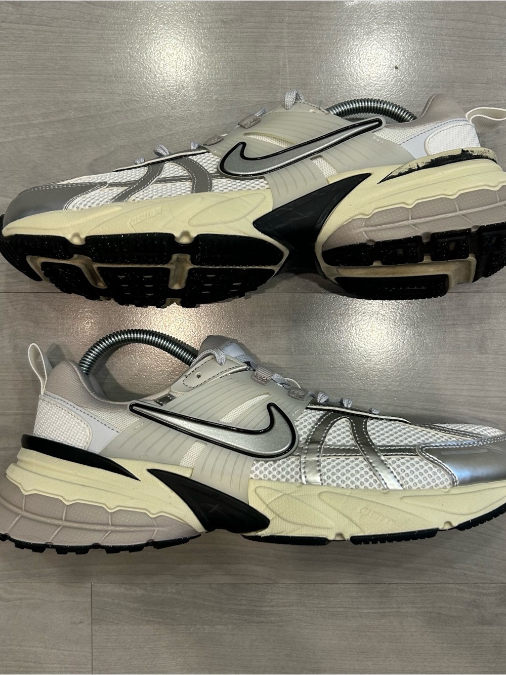 Nike V2K Run Pure Platinum Metallic Silver Shoes Sneakers Mens Sz 10 HJ4497-100